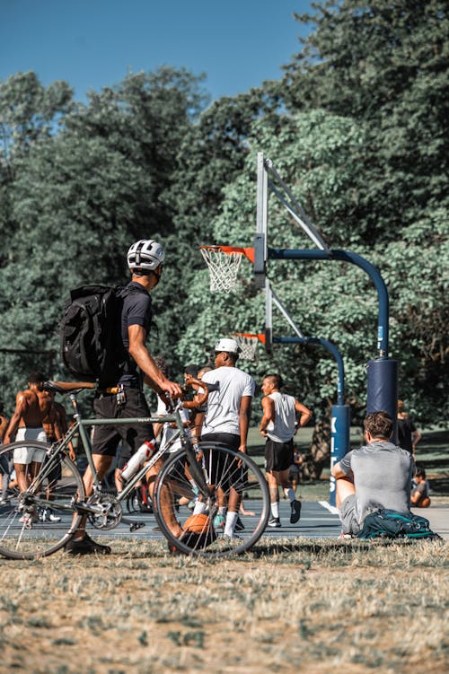 Бесплатное стоковое фото с баскетболисты, баскетбольная площадка, велосипед