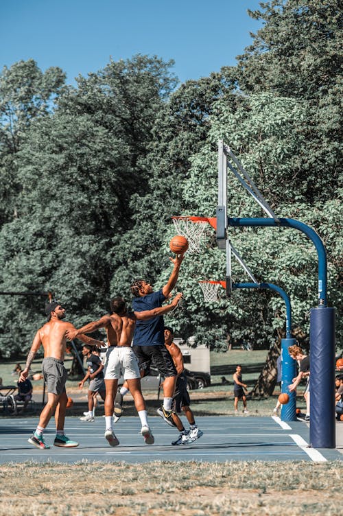 Immagine gratuita di alberi verdi, atleti, campo da basket