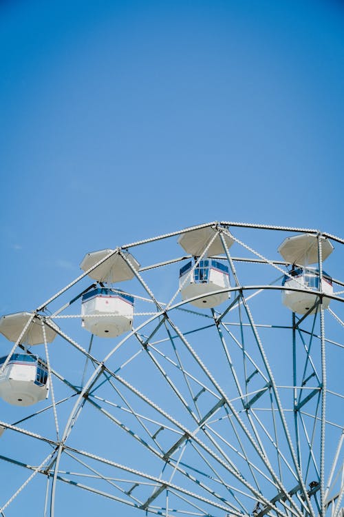 Free Low-Angle Shot of a White Ferris Wheel  Stock Photo