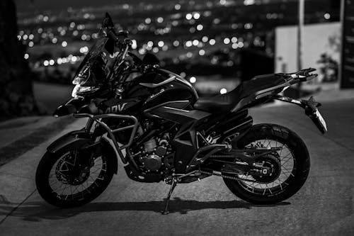 Безкоштовне стокове фото на тему «відтінки сірого, монохромний, мотоцикл»