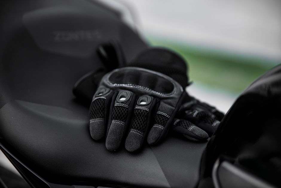 Why Should Motorcycle Passengers Wear Full Fingered Gloves? Why Should Motorcycle Passengers Wear Full Fingered Gloves?