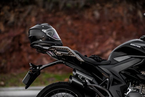 Foto profissional grátis de capacete de moto, carro, estacionado