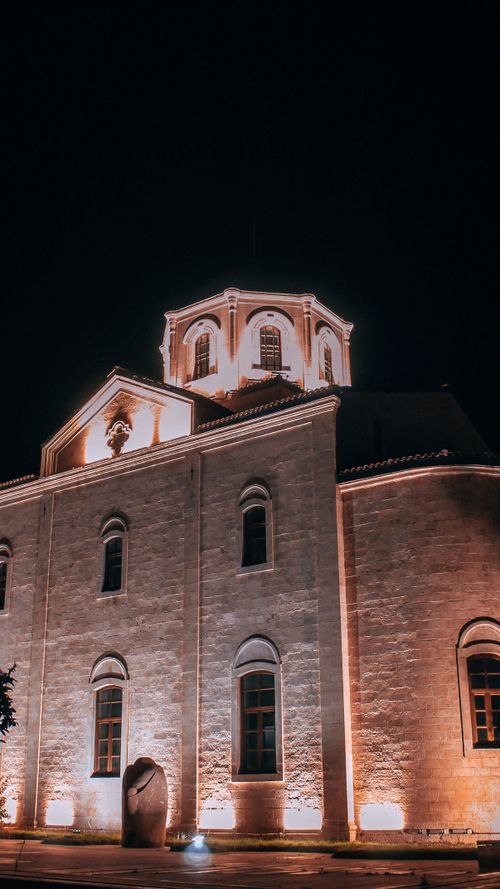 Free A breathtaking night shot of the lit-up Church of Hypapante in Ordu, Turkey, showcasing its stunning architecture. Stock Photo