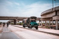 巴基斯坦科特里高速公路上发生油罐车与车辆事故，影响城市交通系统