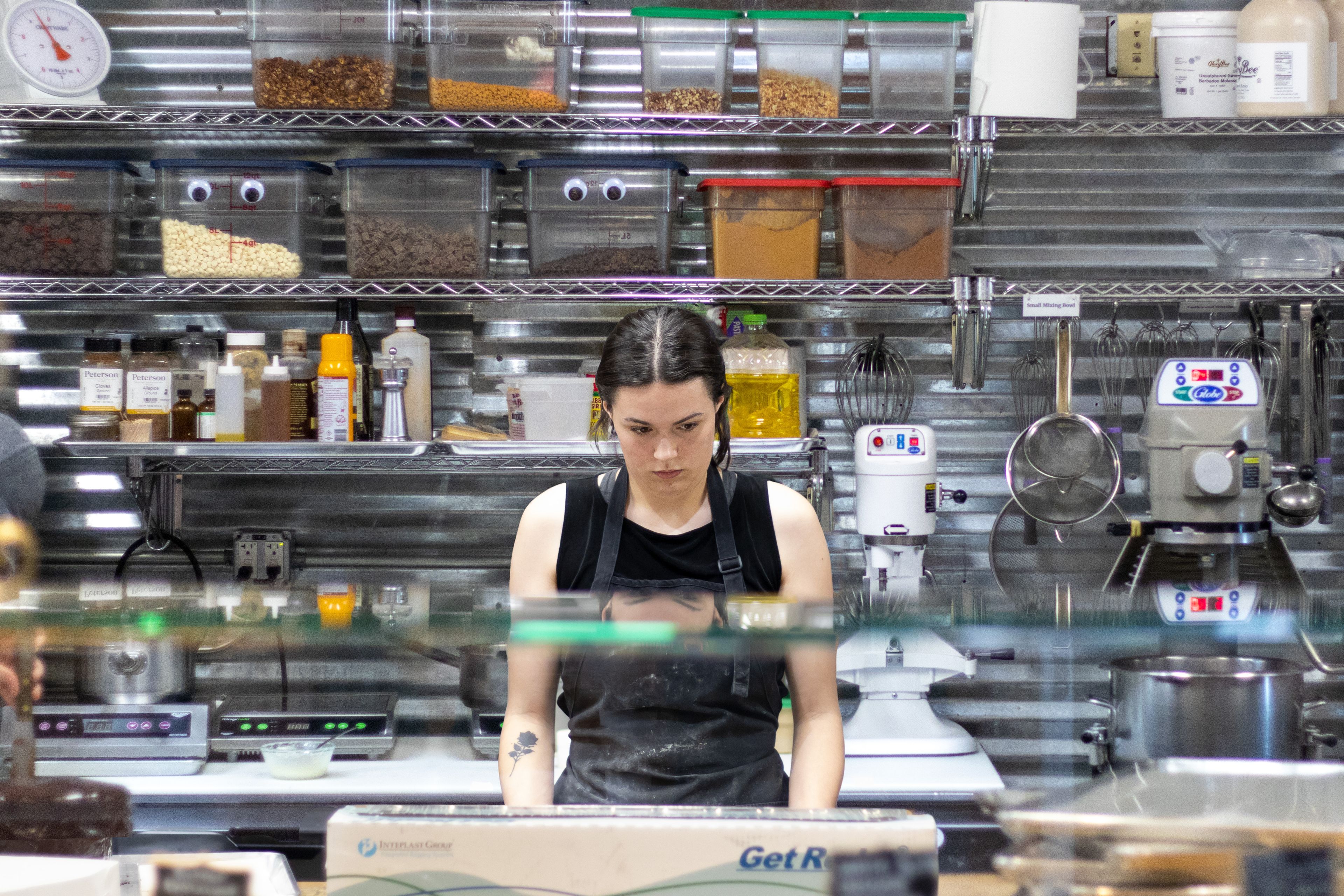 Opératrice au travail dans un laboratoire alimentaire équipé de machines de production