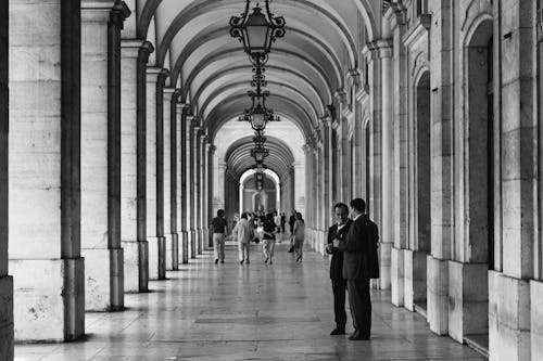 бесплатная Два человека разговаривают друг с другом в коридоре Стоковое фото