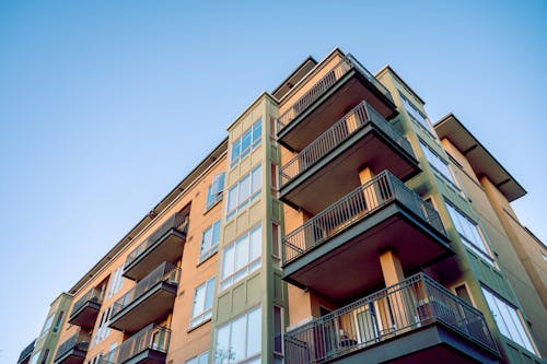 Fotobanka s bezplatnými fotkami na tému apartmán, architektúra, balkón