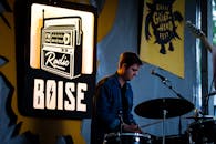 在博伊西山羊头节充满活力的节日气氛中，鼓手在舞台上现场表演