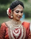 美丽的印度新娘佩戴传统珠宝和服装，散发着优雅的气质