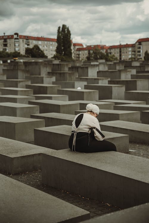 Gratis lagerfoto af berlin, holocaust memorial, kvinde