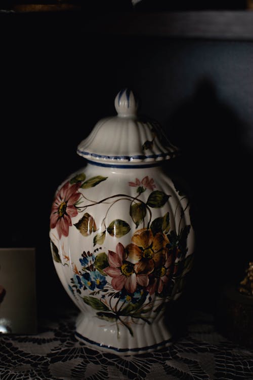 免費 白色和紅色花卉陶瓷花瓶 圖庫相片