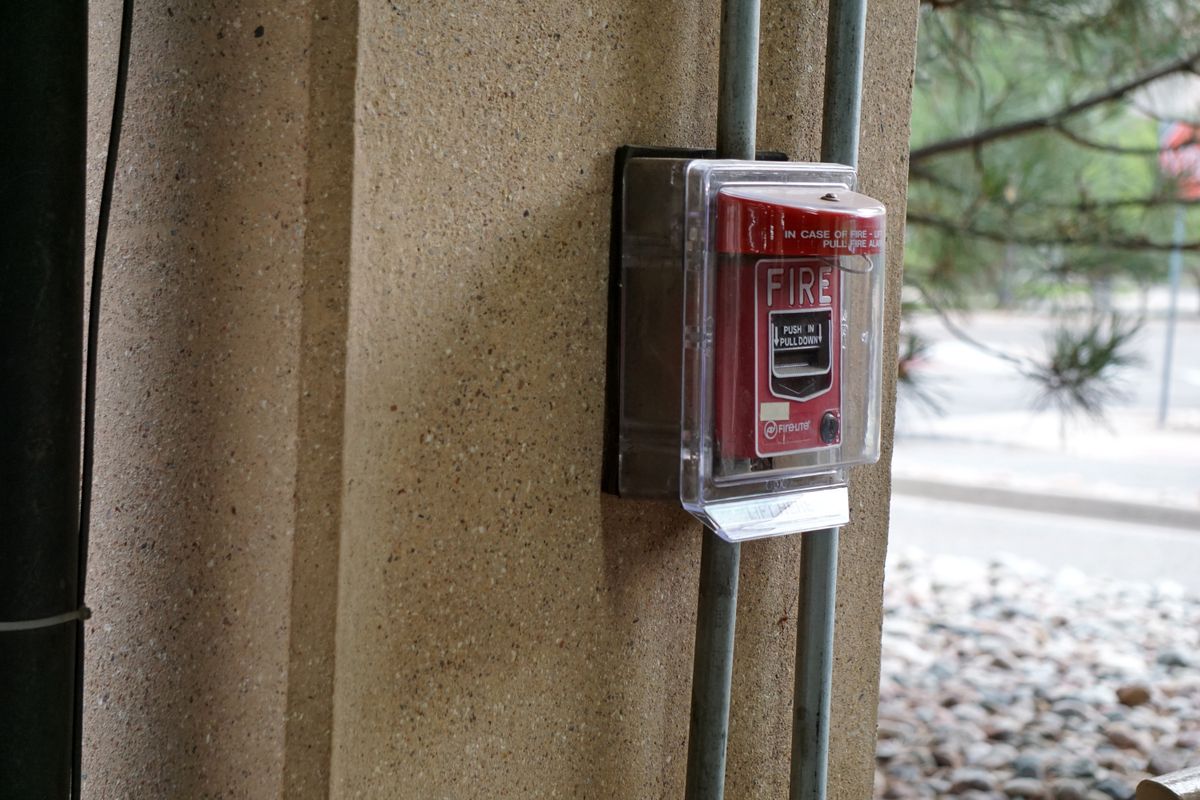 Dispositivo manual de alarma contra incendios instalado en una pared