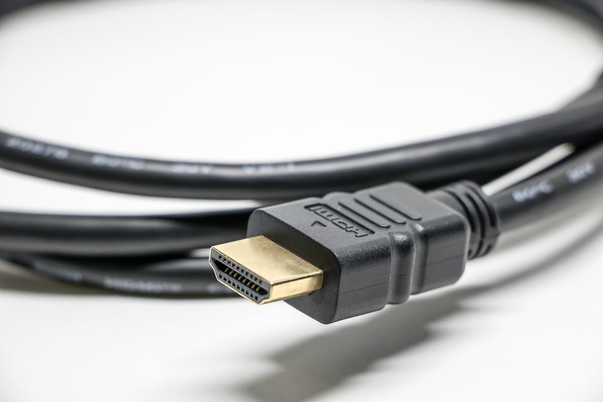 Primo piano di un cavo HDMI con connettore metallico in evidenza