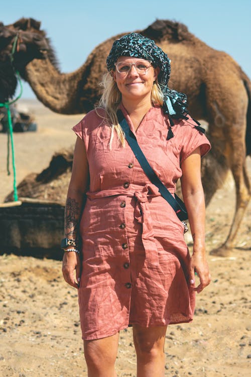 Безкоштовне стокове фото на тему «верблюд, вертикальні постріл, жінка»