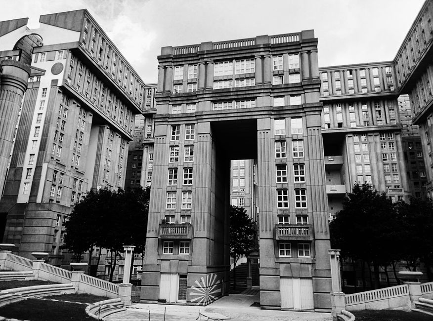 Imagen en blanco y negro de una arquitectura única en París, que muestra un diseño grandioso.
