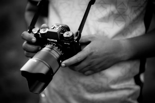 Gratis lagerfoto af Fujifilm, gråtoneskala, hænder