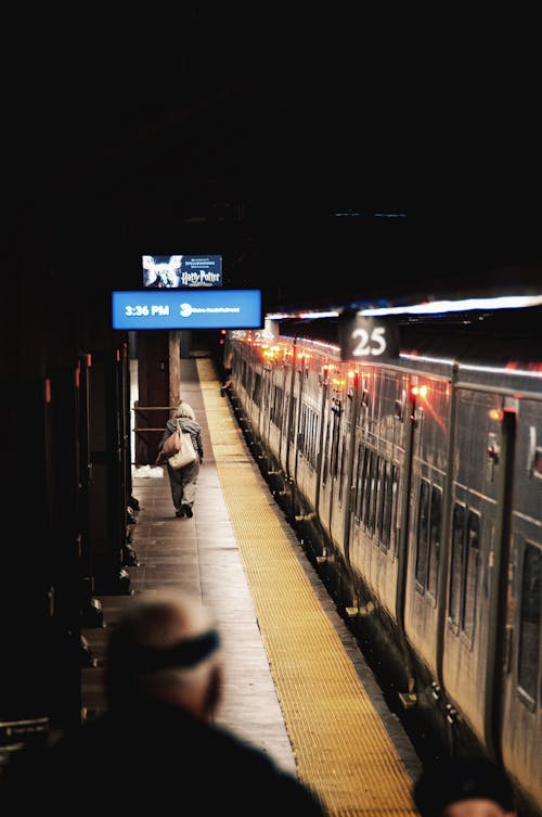 Foto profissional grátis de estação de metrô, foco seletivo, metrô