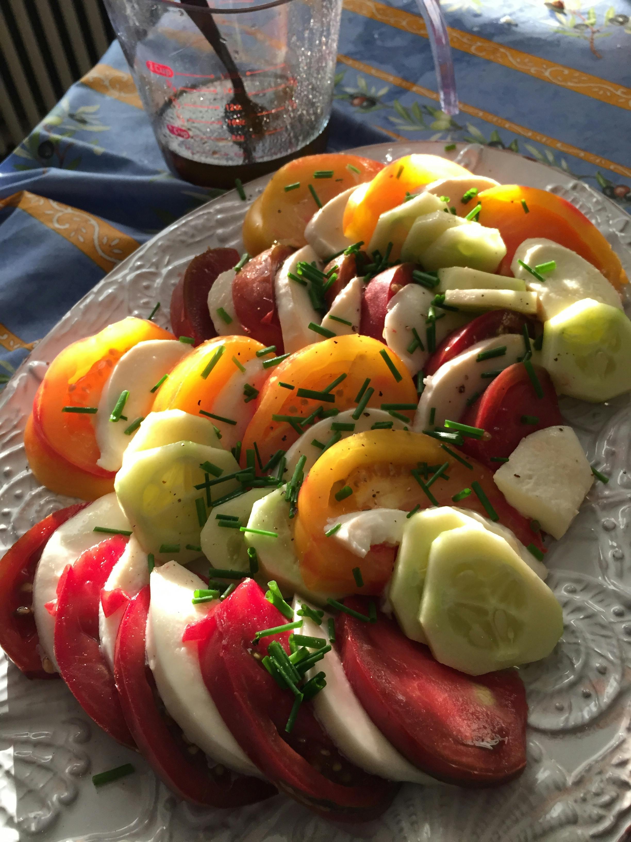 Kostenloses Foto zum Thema: gurken, mozarella, salat