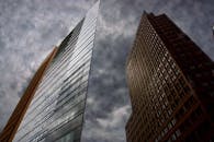 在德国柏林，低视角的现代摩天大楼映衬着戏剧性的多云天空