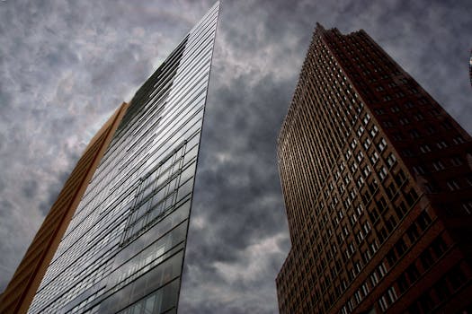 在德国柏林，低视角的现代摩天大楼映衬着戏剧性的多云天空