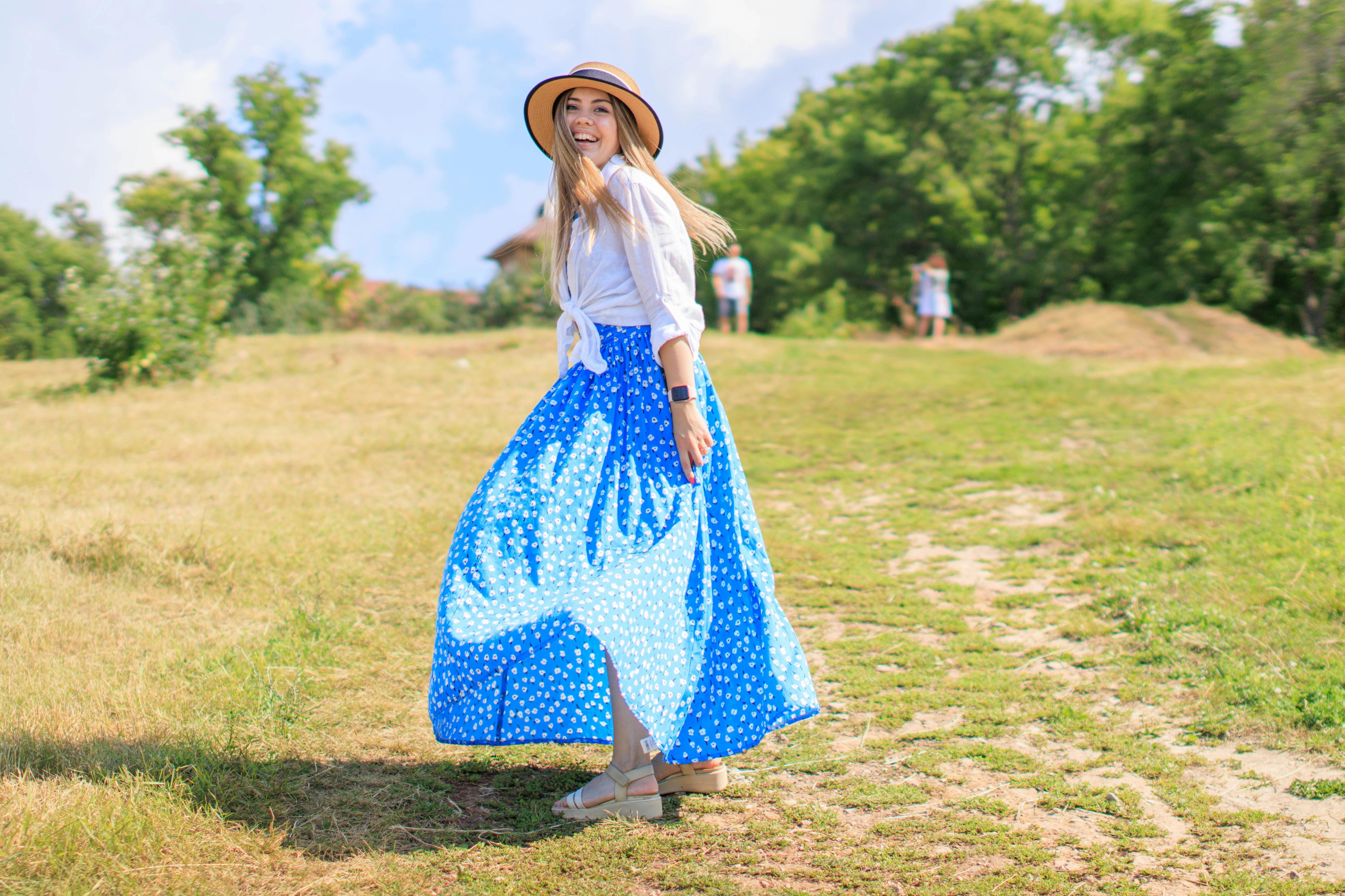 From vintage tops to maxi skirts, build your summer wardrobe with these it girl fashion trends — Photo by Daniil Kondrashin o