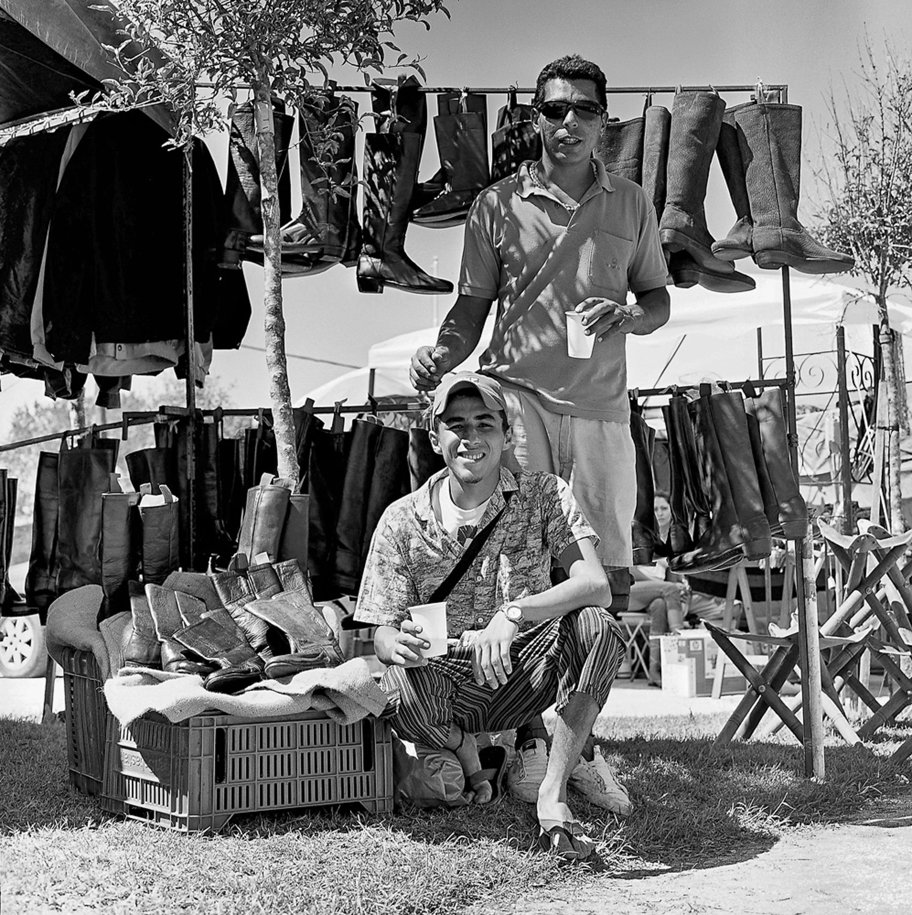 Dos comerciantes en un puesto de mercado de Dolores, Argentina