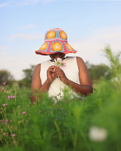Immagine gratuita di campo, cappello, fiore