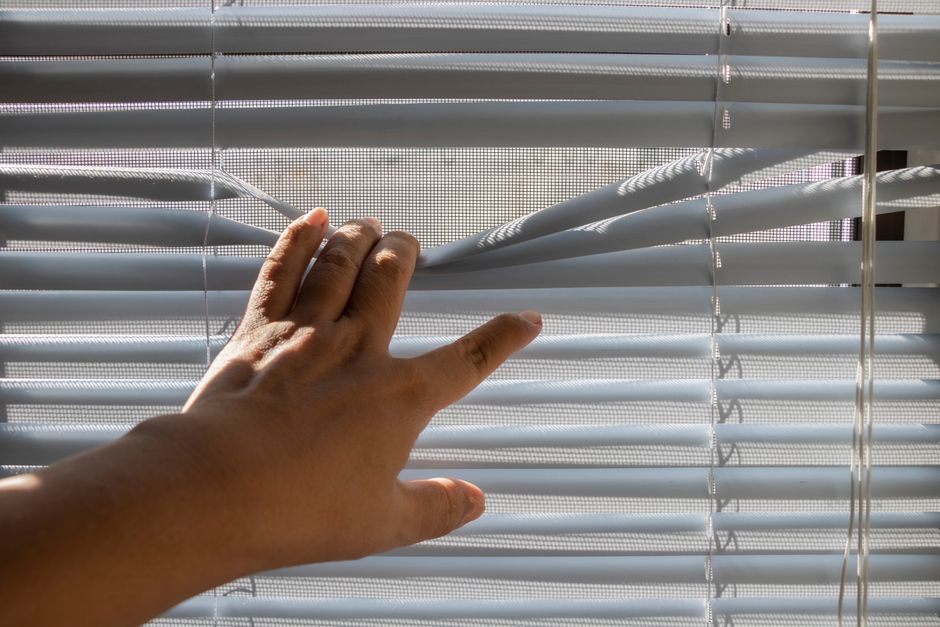 Detail von Klemmträgern am Dreh-Kipp-Fenster mit montiertem Rollo, Rahmen bleibt unbeschädigt