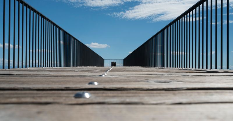 Quelle est la hauteur du viaduc de Millau ?