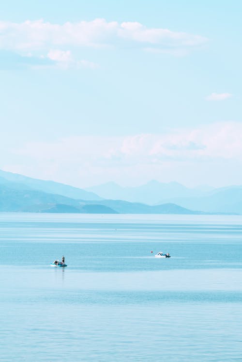 dağ, deniz, deniz araçları içeren Ücretsiz stok fotoğraf