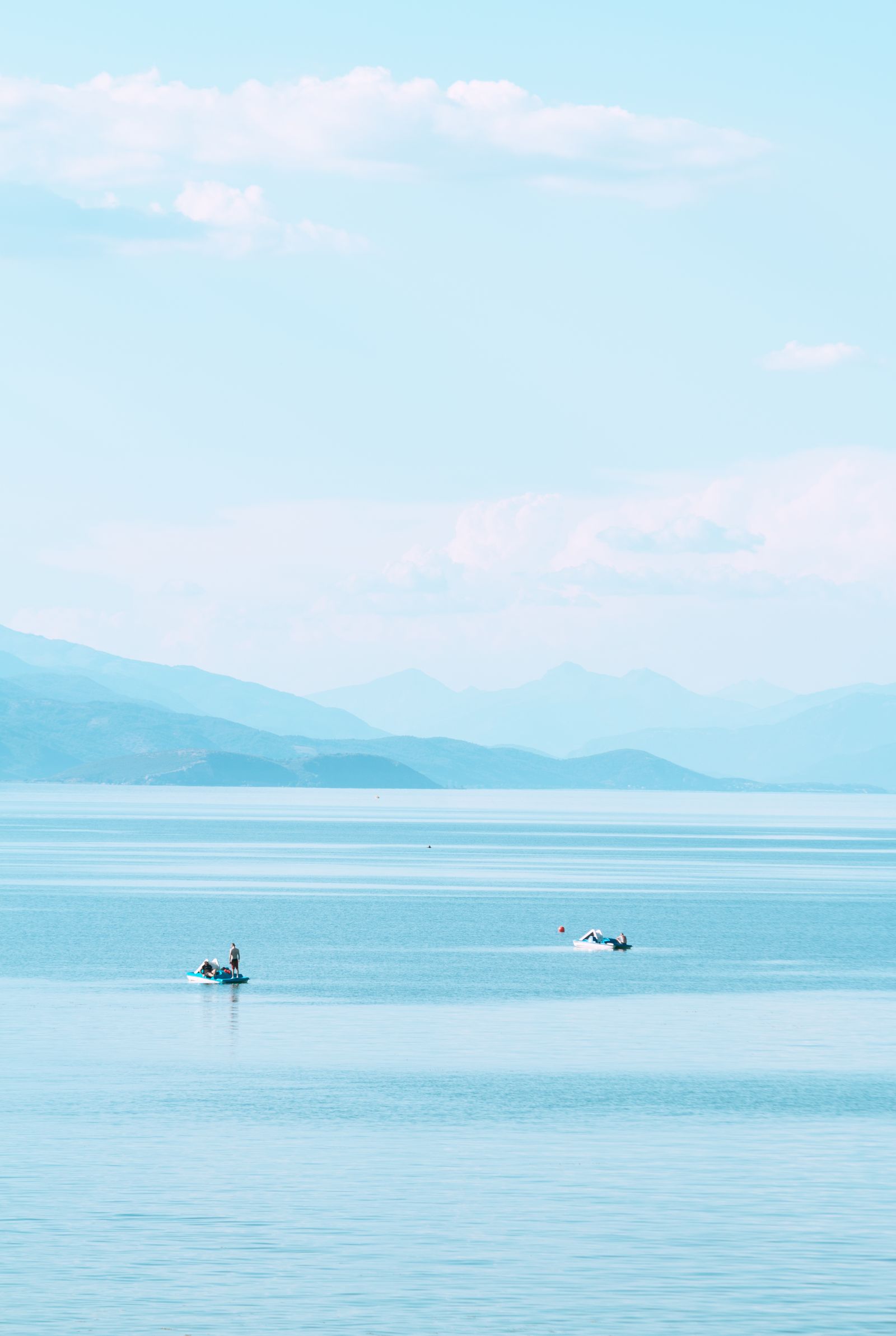 Barques amarrées sur le lac d’Ohrid à Pogradec, Albanie, face aux montagnes