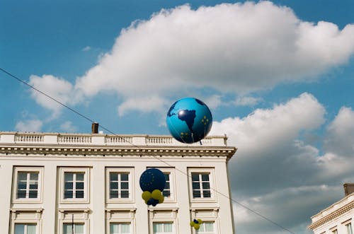 Darmowe zdjęcie z galerii z balon, budynek od zewnątrz, latający