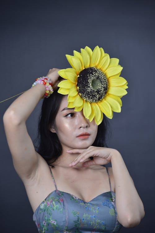Ilmainen kuvapankkikuva tunnisteilla aasialainen nainen, asento, auringonkukka