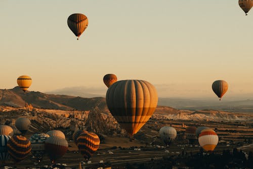 Δωρεάν στοκ φωτογραφιών με βουνά, δύση του ηλίου, μπαλόνια με ζεστό αέρα