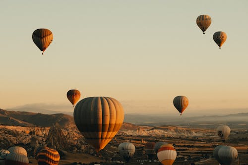 Бесплатное стоковое фото с горы, горячие воздушные шары, дирижабль
