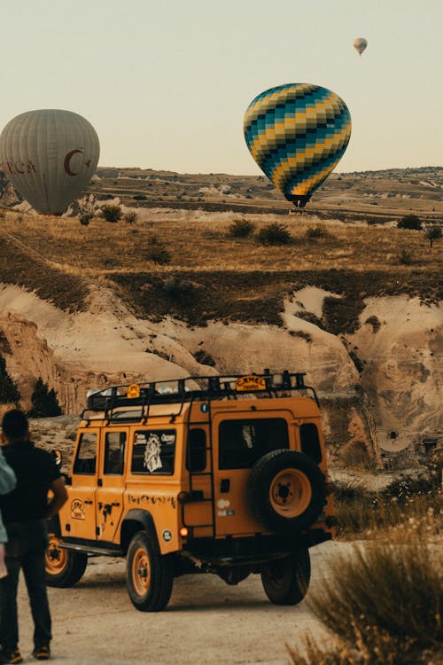 Základová fotografie zdarma na téma auto, horkovzdušné balóny, hory