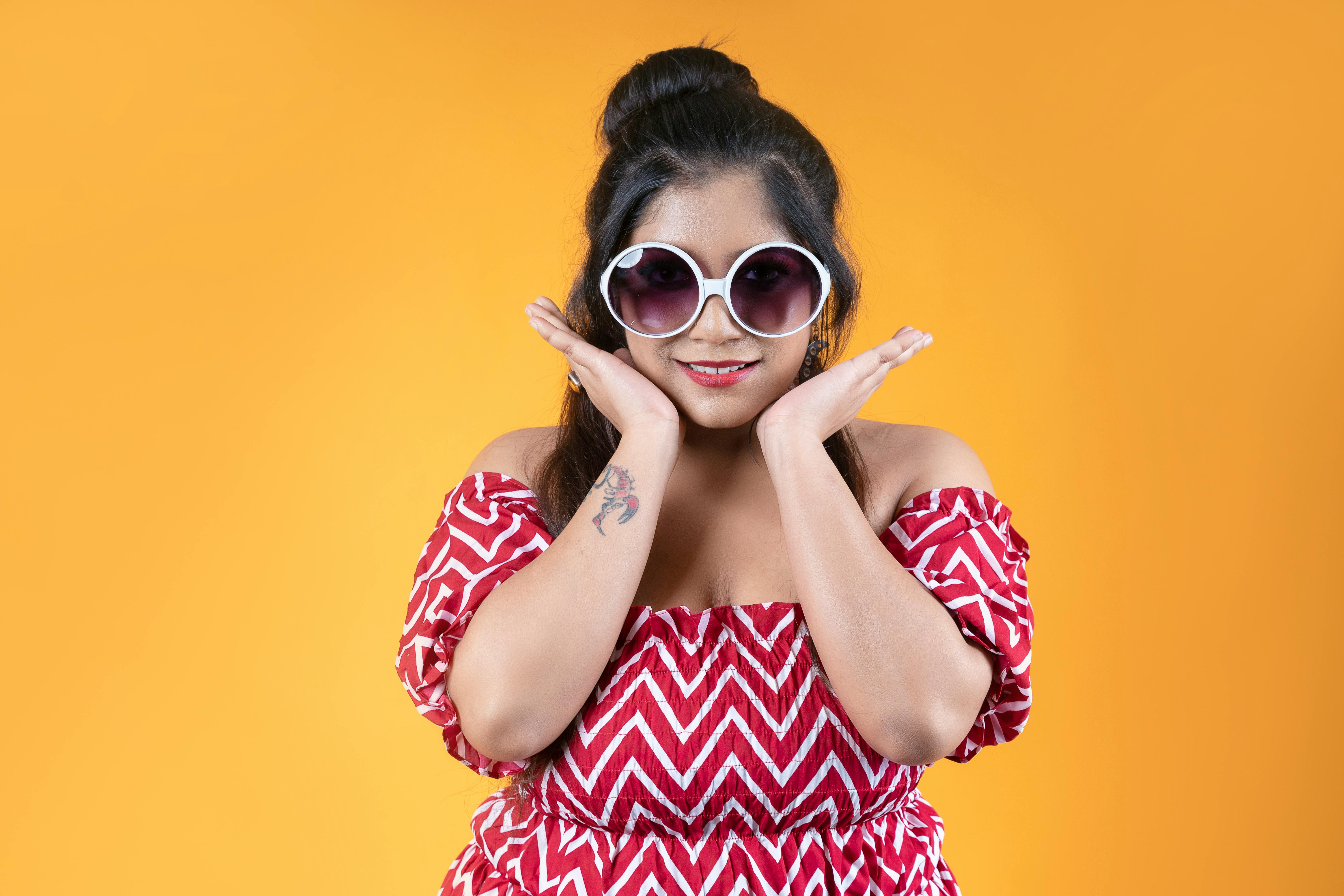 bezplatná Základová fotografie zdarma na téma barevný, černé vlasy, červené šaty Základová fotografie