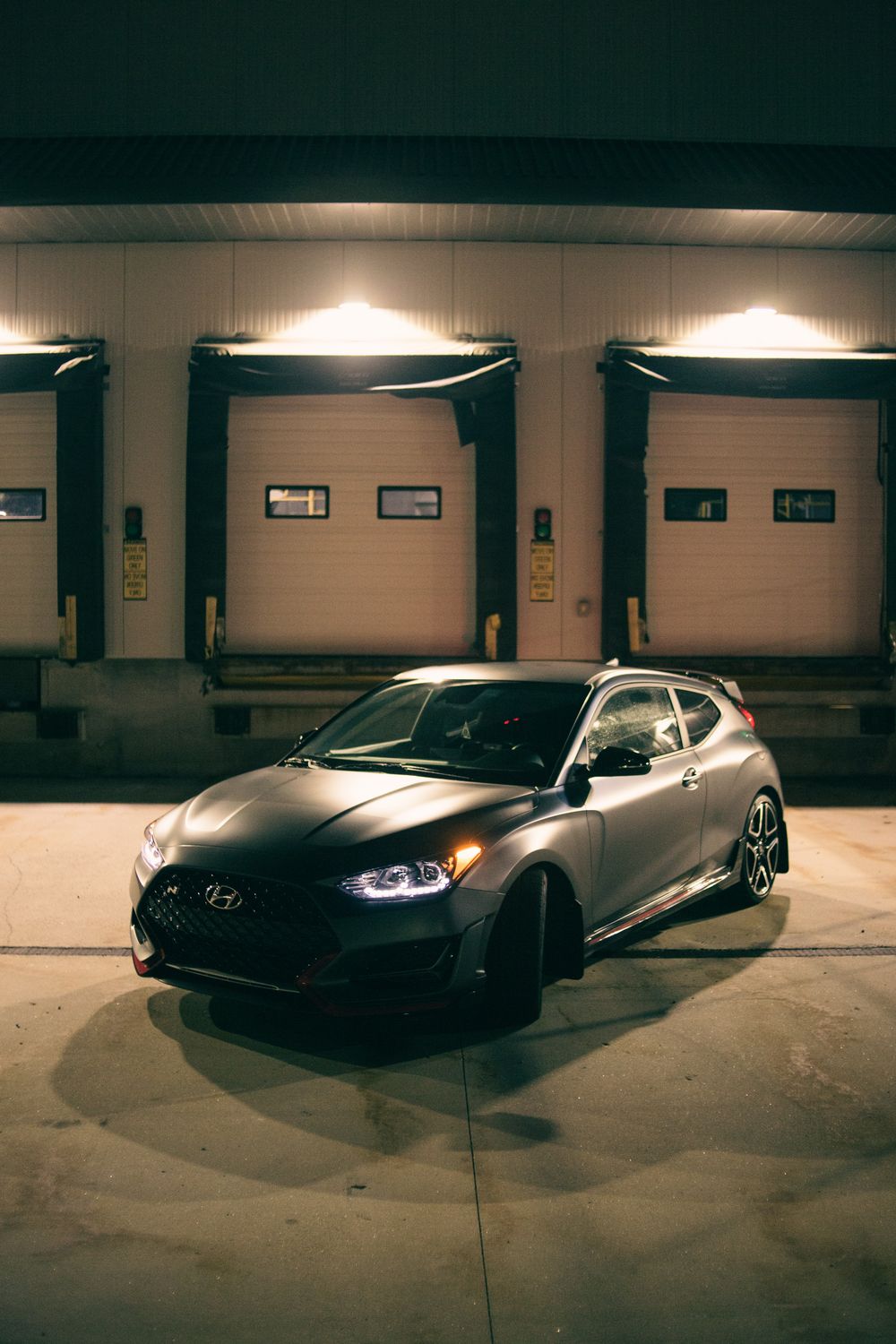 Fotografía de referencia de coche modificado en ambiente nocturno