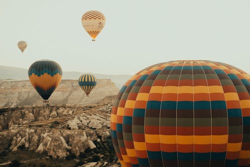 grátis Foto profissional grátis de balões de ar quente, capadócia, céu branco Foto profissional