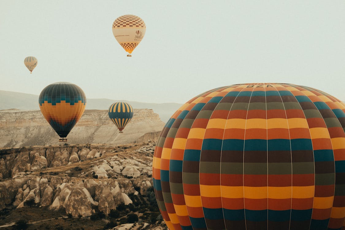 Immagine gratuita di cappadocia, cielo bianco, colorato