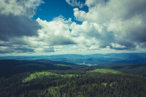 Free Experience the serene beauty of a vast mountain landscape under a sky full of fluffy clouds. Stock Photo