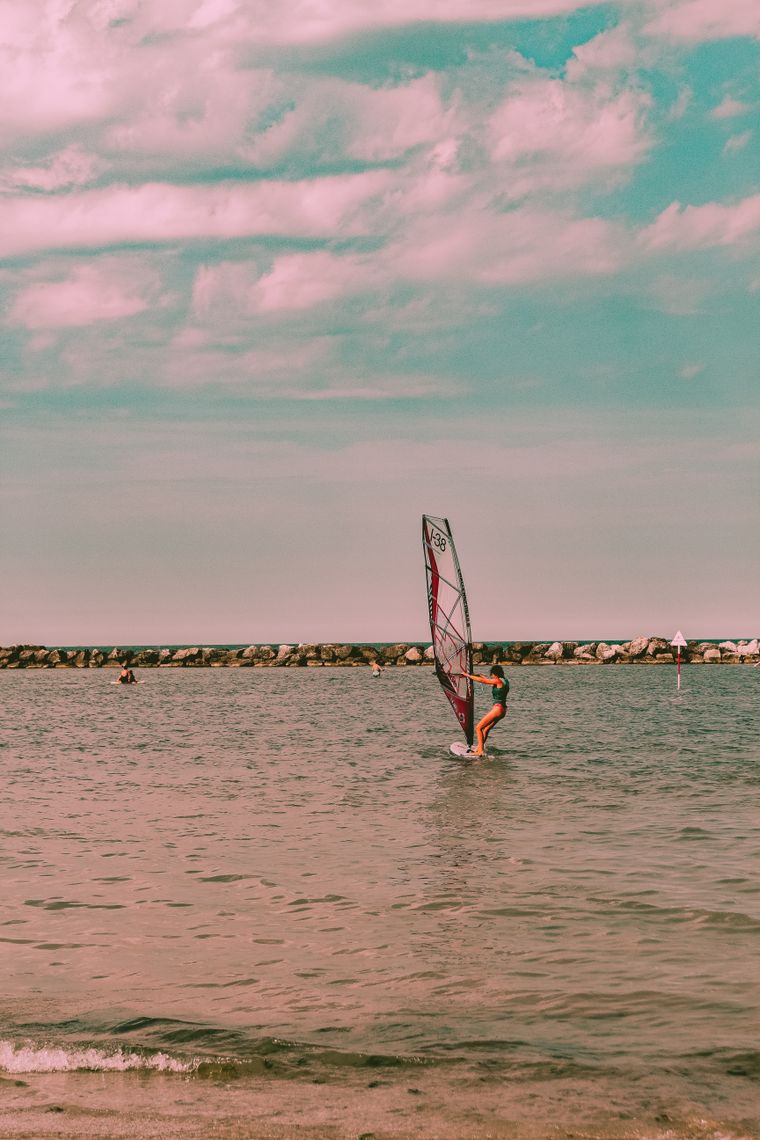 Mujer navegando en windsurf