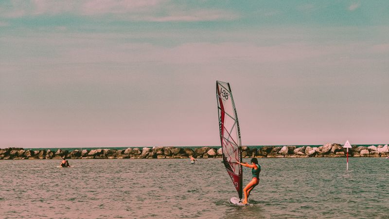 Mujer navegando en windsurf