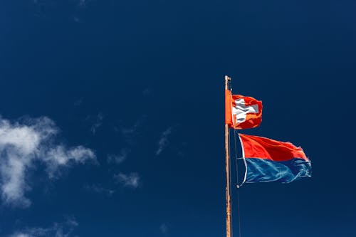 Foto d'estoc gratuïta de banderes, cel blau, pal de bandera