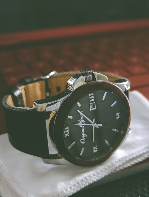 Analog Watch 美國手錶品牌, 垂直拍摄, 手錶 的 免费素材图片