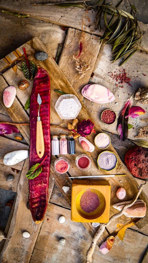 Tiro De Alto ângulo De Pó Colorido Em Recipientes Em Uma Placa De Madeira