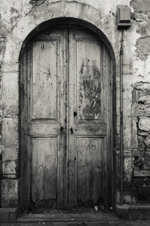 бесплатная Бесплатное стоковое фото с вертикальный выстрел, деревянная дверь, монохромный Стоковое фото