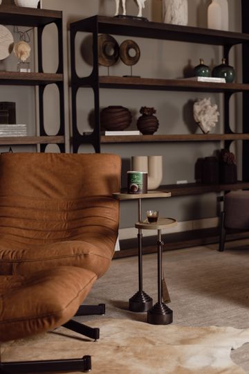 Sala aconchegante com móveis de madeira clara