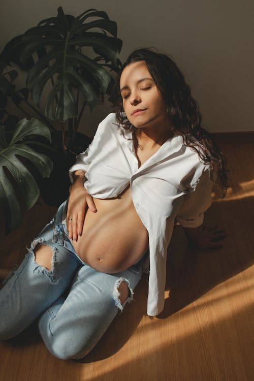 Безкоштовне стокове фото на тему «білі довгі рукави, вагітна, вагітність» стокове фото