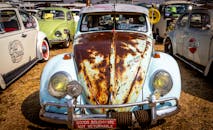 户外车展上，一辆生锈的老式大众甲壳虫的特写